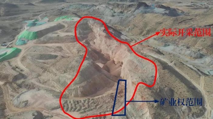 2021年12月11日，督察組使用無人機拍攝，銅鐵溝礦礦業(yè)權面積僅6.9畝，越界開采達182畝，超出26.4倍；實際開采深度達35米，遠超采礦許可證允許開采深度要求
