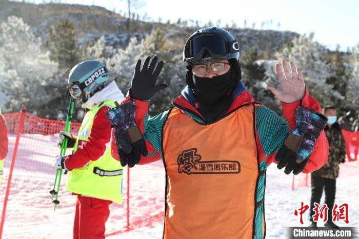 圖為滑雪場現(xiàn)場?！≡S婷 攝