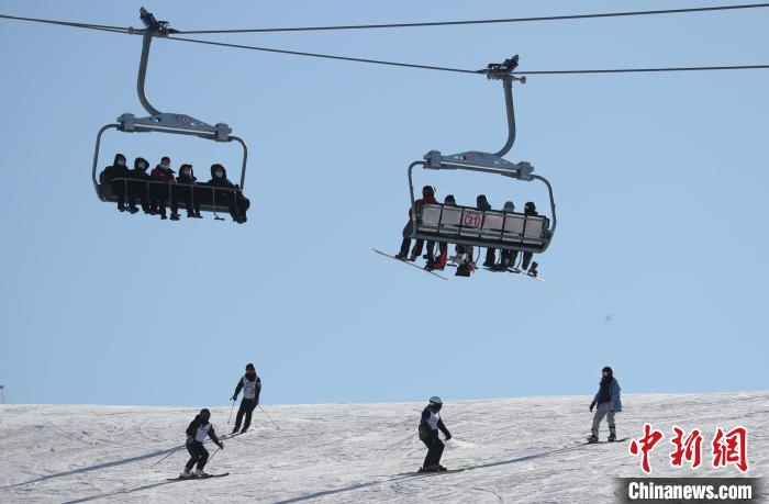 圖為滑雪場現(xiàn)場?！≡S婷 攝