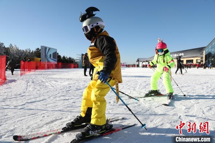 圖為滑雪場現(xiàn)場?！≡S婷 攝