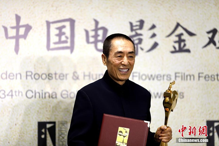 12月30日晚，第34屆中國(guó)電影金雞獎(jiǎng)?lì)C獎(jiǎng)典禮在福建省廈門(mén)市舉行。張藝謀以執(zhí)導(dǎo)《懸崖之上》榮膺最佳導(dǎo)演獎(jiǎng)。 <a target='_blank' href='/'>中新社</a>記者 呂明 攝