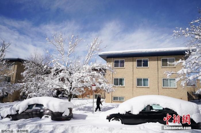 資料圖：當(dāng)?shù)貢r間2021年3月15日，美國科羅拉多州丹佛，當(dāng)?shù)赜瓉韽?qiáng)暴風(fēng)雪天氣，城市被積雪覆蓋。