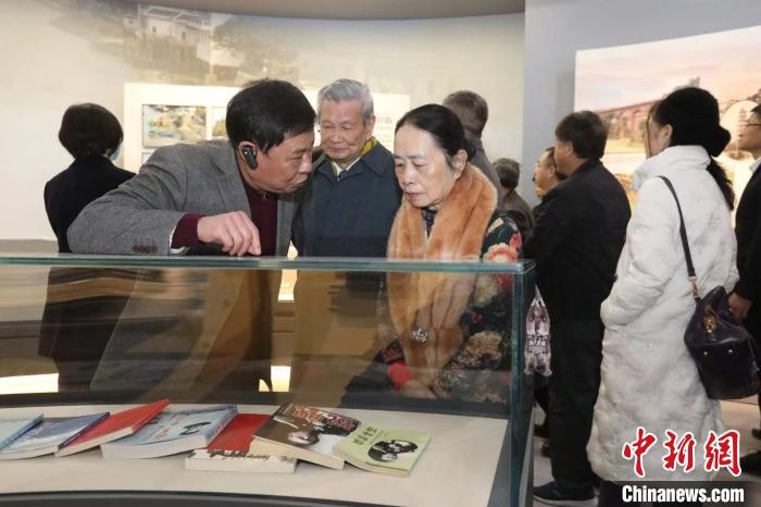 船政后裔在參觀新館?！￡悤造o 攝