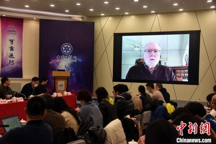 美國伊利諾伊大學(xué)教授理查德？克魯切爾通過視頻點評FAST測量星際磁場最新研究成果?！?lt;a target='_blank' href='/'>中新社</a>記者 孫自法 攝