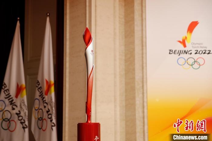展示的北京冬奧會(huì)火炬?！〗x 攝