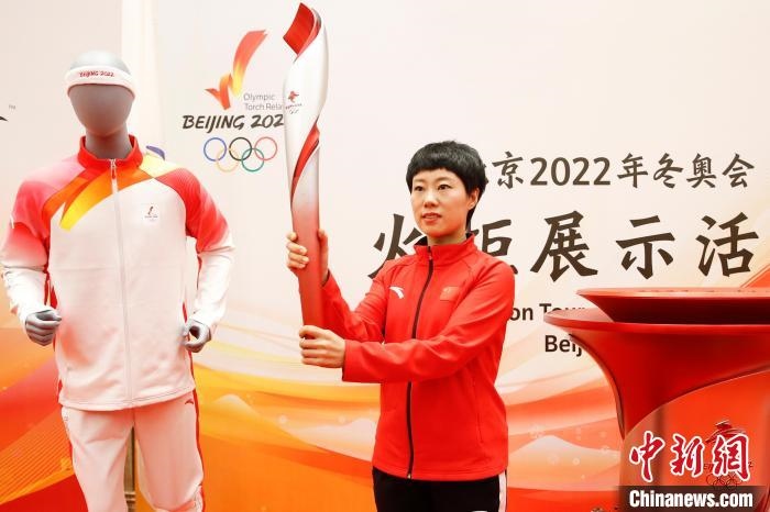 溫哥華冬奧會(huì)冠軍張會(huì)展示北京2022年冬奧會(huì)火炬。　姜輝 攝