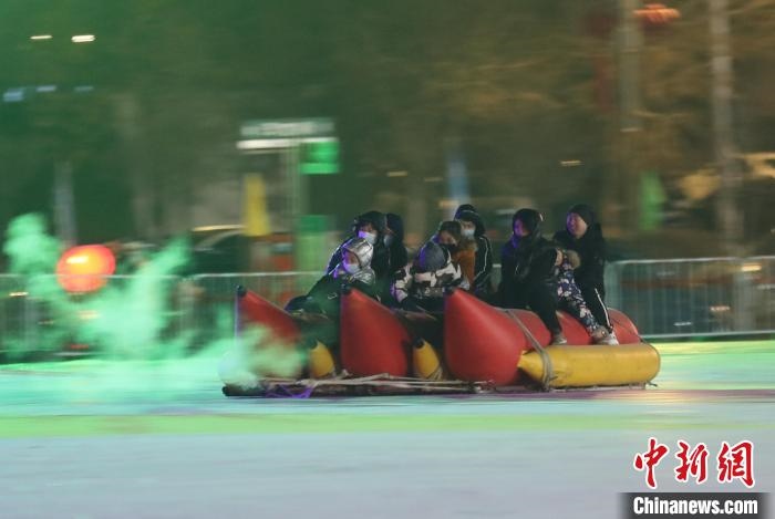 民眾沉醉在冰上香蕉船的快樂(lè)中?！∮诤Ｑ?攝