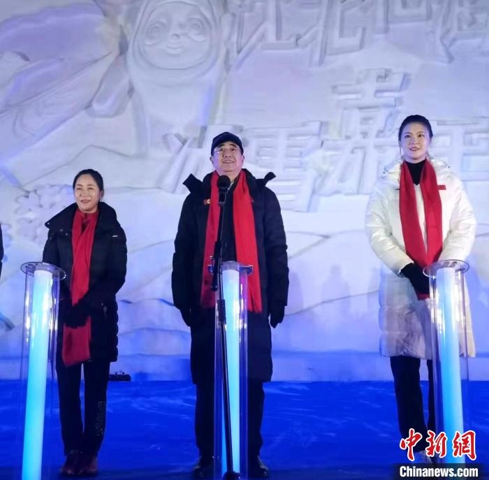 前女排國(guó)家隊(duì)隊(duì)長(zhǎng)奧運(yùn)冠軍惠若琪(右一)，中國(guó)女子田徑競(jìng)走奧運(yùn)冠軍王麗萍(左一)助陣當(dāng)晚活動(dòng)?！≮w桂華 攝