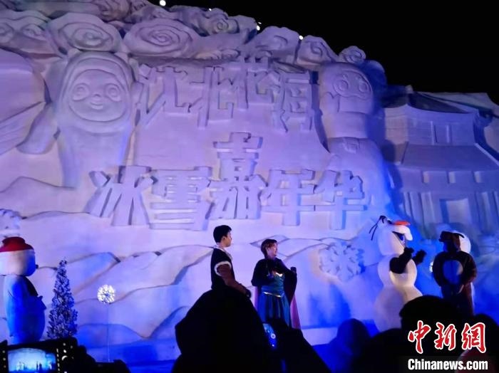 活動(dòng)現(xiàn)場(chǎng)表演的《冰雪奇緣》很受歡迎?！≮w桂華 攝