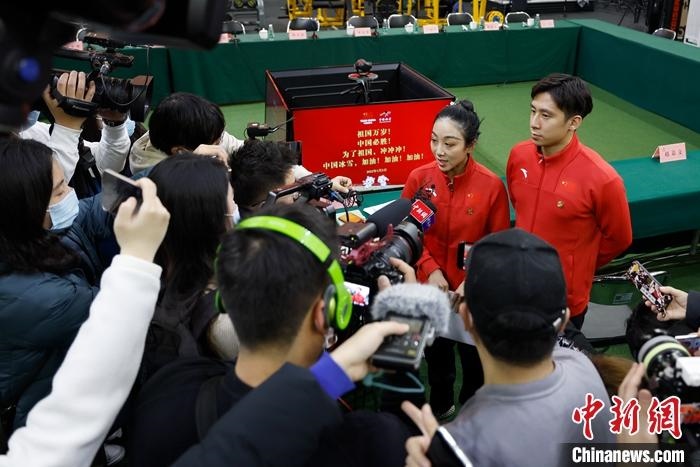 1月5日晚，全力沖刺北京冬奧學(xué)習(xí)座談會(huì)在北京舉行。座談會(huì)后，中國(guó)花樣滑冰雙人滑組合隋文靜、韓聰接受記者采訪(fǎng)。 <a target='_blank' href='/'>中新社</a>記者 富田 攝
