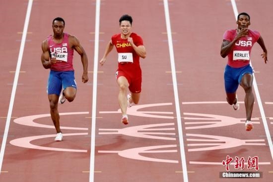 資料圖：北京時間8月1日晚，在東京奧運會男子百米決賽中，中國選手蘇炳添以9.98秒的成績獲得第六名，作為首位闖進(jìn)奧運男子百米決賽的中國人，他再次創(chuàng)造了歷史。圖為蘇炳添在比賽中。<a target='_blank' href='/'>中新社</a>記者 富田 攝