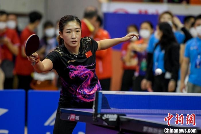 劉詩雯在2021年全國乒乓球“業(yè)余球王”總決賽中與選手互動交流球技?！●樤骑w 攝