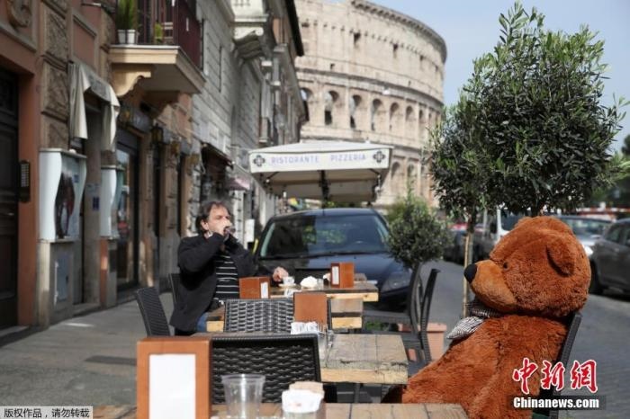 資料圖：意大利羅馬斗獸場附近的酒吧，顧客在露臺上喝酒。