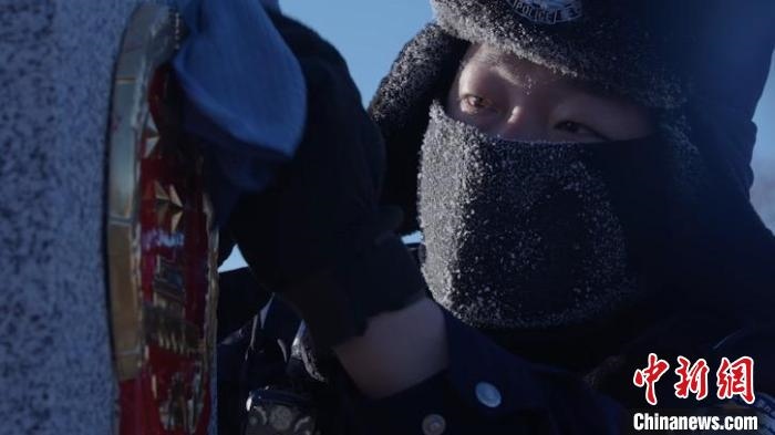 圖為恩和哈達(dá)邊境派出所的9名民警踏雪巡邊?！⒕S明 攝