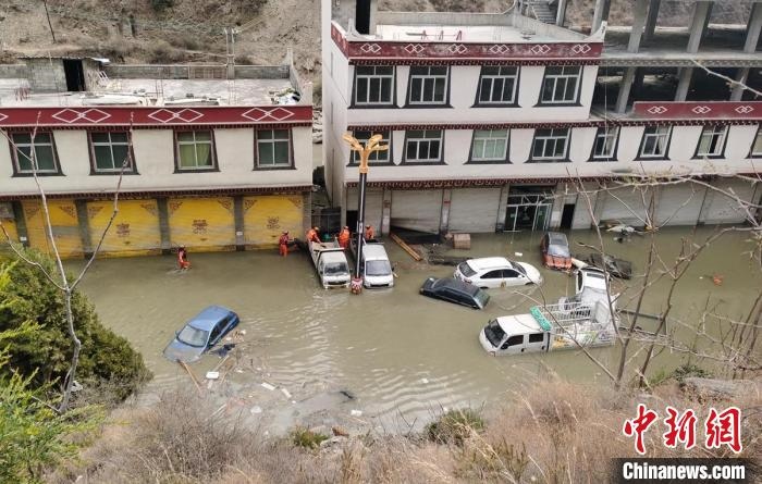 救援人員正在丹巴一處民房被淹處搜尋和轉(zhuǎn)移人員?！≈苡?攝