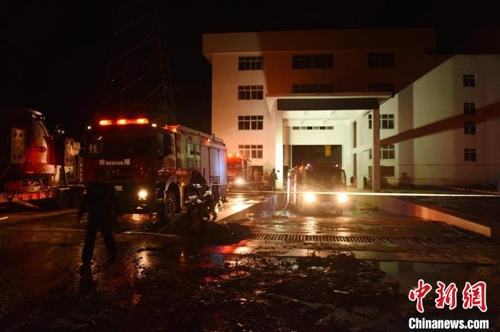 丹巴關(guān)州電站外多臺(tái)消防車(chē)輛正在開(kāi)展排水作業(yè)?！≈苡?攝