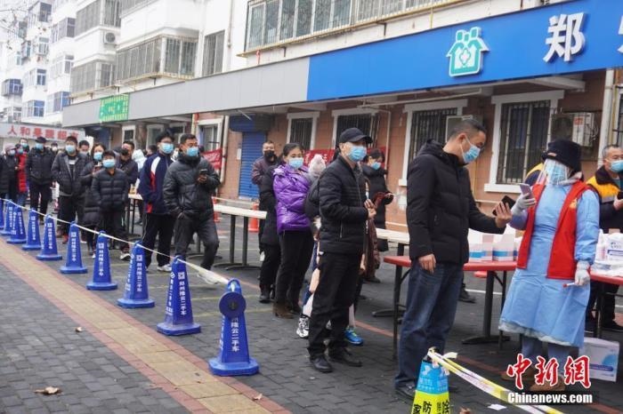 資料圖：1月7日，河南鄭州，市民有序排隊(duì)進(jìn)行核酸檢測(cè)。<a target='_blank' href='/'>中新社</a>記者 劉鵬 攝