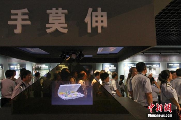 資料圖：2015年10月，海南省公安廳組織黨員干部前往反腐倡廉警示教育基地參觀受教。洪堅(jiān)鵬 攝