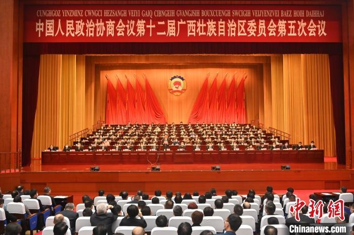 圖為大會(huì)閉幕?！∮峋?攝