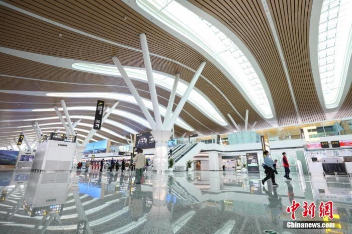 資料圖：貴陽龍洞堡國際機場T3航站樓出發(fā)大廳。 瞿宏倫 攝