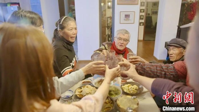 圖為賀歲紀錄片《“洋女婿”的中國年》劇照。　胡遠航 攝