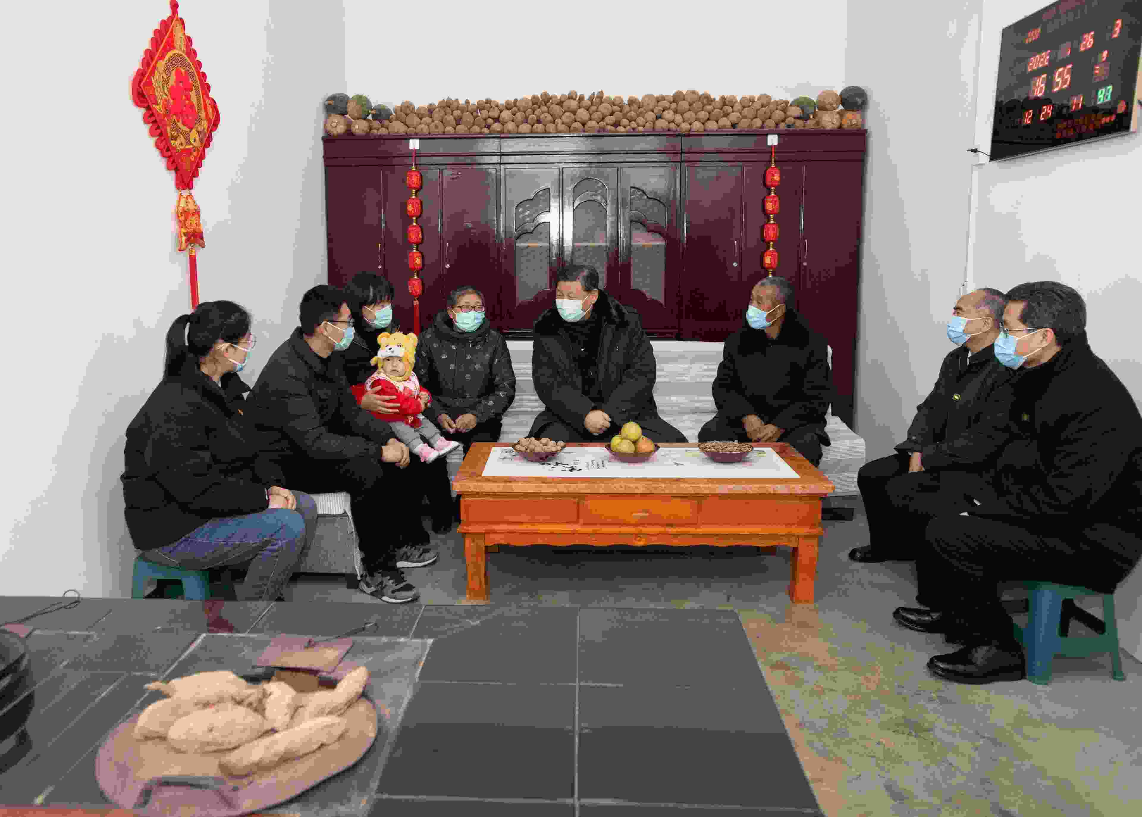 △2022年1月26日，中共中央總書記、國(guó)家主席、中央軍委主席習(xí)近平在臨汾市汾西縣僧念鎮(zhèn)段村同村民蔡文明一家親切交流。