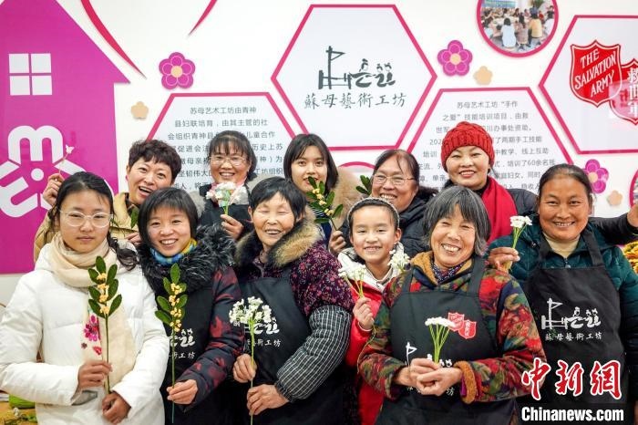 “蘇母藝術(shù)工坊”文創(chuàng)工作室的姐妹們?！」帕捡x 攝