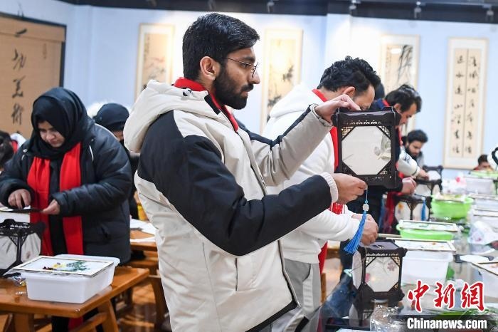 巴基斯坦留學(xué)生制作燈籠?！钊A峰 攝