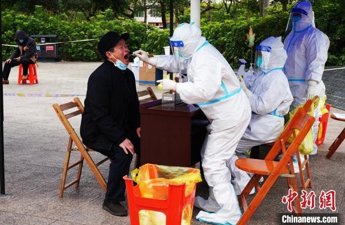 圖為德保縣組織民眾接受核酸檢測(cè)。　德?？h融媒體中心供圖