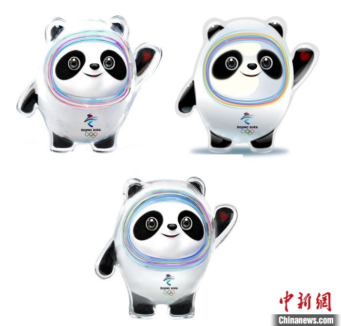 設(shè)計團隊將“冰絲帶”的形象引入大熊貓后逐漸成型。上方兩個形象還是外八字腳，下方形象為最終定稿?！⑵皆乒﹫D