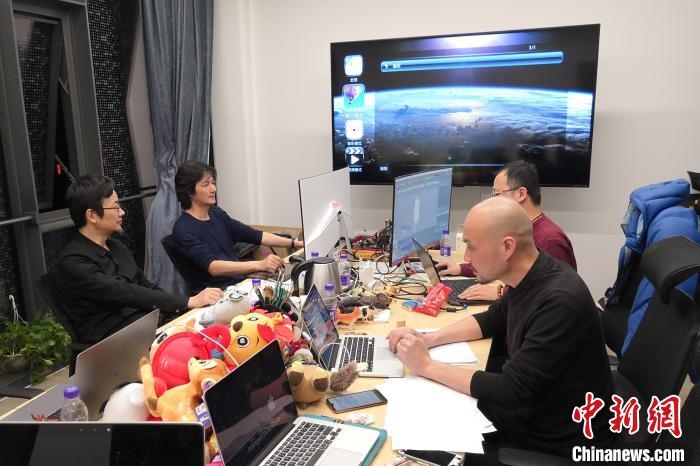 廣州美術(shù)學(xué)院曹雪、劉平云帶領(lǐng)的設(shè)計團隊對北京冬奧會吉祥物加班加點進行修改設(shè)計。(資料圖) 劉平云供圖