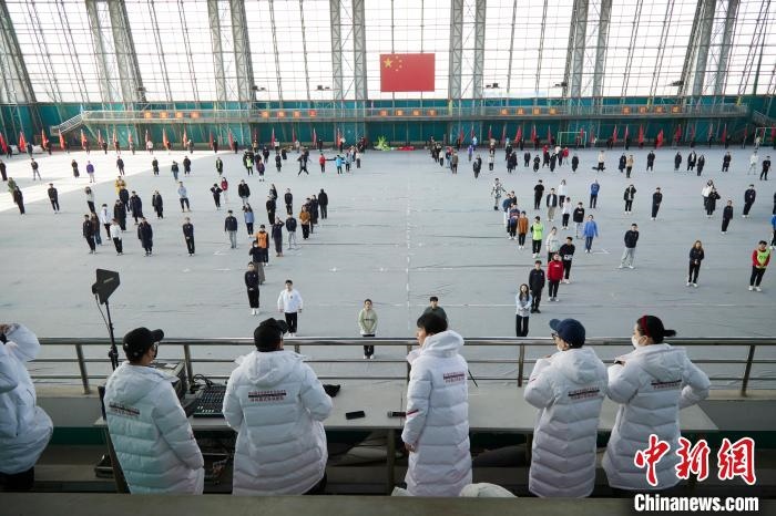 北京冬奧會閉幕式開始前，演員們在進行排練?！埼暮?供圖