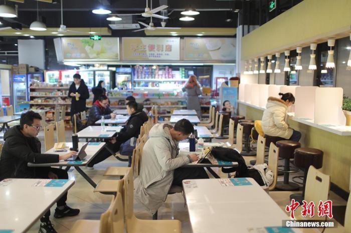 資料圖：考研學(xué)生在食堂內(nèi)復(fù)習(xí)。 泱波 攝