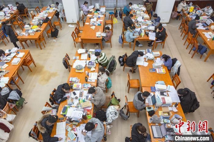 資料圖：南昌大學(xué)圖書館自習(xí)室內(nèi)，考生正在緊張復(fù)習(xí)?！⒘?攝