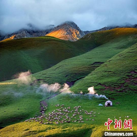 圖為作品《晨光炊煙》。　焦生福 攝