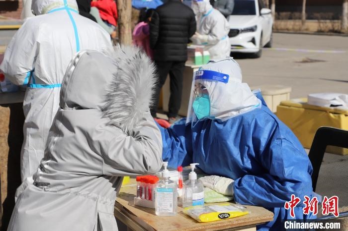 呼和浩特市民做核酸?！埩只?攝