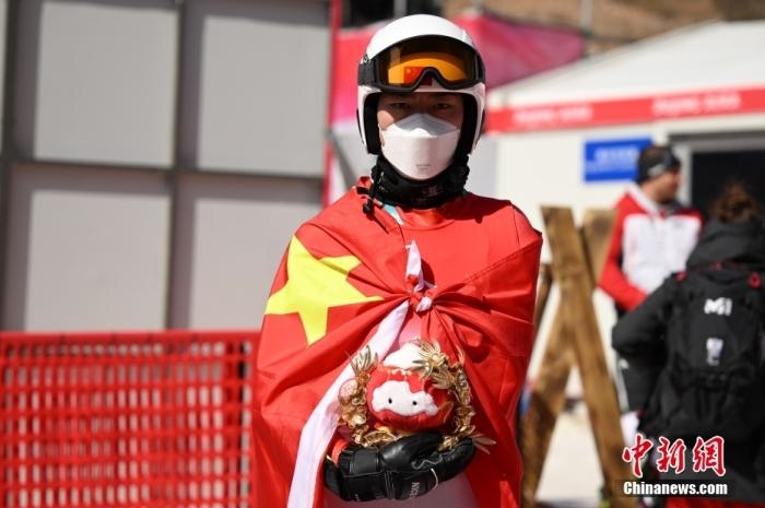 3月6日，中國(guó)選手梁景怡在賽后手捧吉祥物。當(dāng)日，北京2022年冬殘奧會(huì)殘奧高山滑雪男子超級(jí)大回轉(zhuǎn)-站姿決賽在國(guó)家高山滑雪中心舉行，中國(guó)選手梁景怡奪得冠軍。 <a target='_blank' href='/'>中新社</a>記者 劉冉陽(yáng) 攝 　