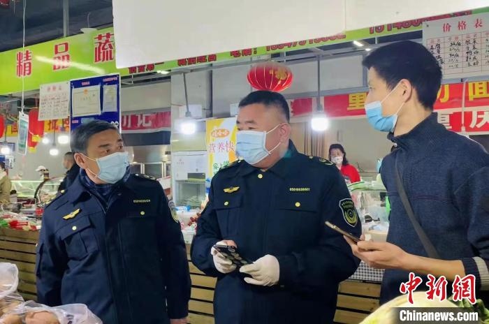 圖為執(zhí)法人員進(jìn)行調(diào)查。　李婷婷　攝