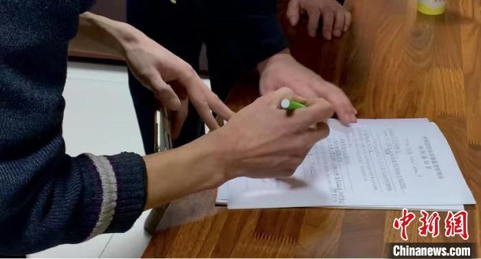 圖為現(xiàn)場(chǎng)下達(dá)詢問(wèn)通知書。　李婷婷 攝