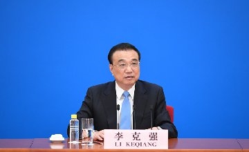 （兩會受權發(fā)布）李克強總理出席記者會并回答中外記者提問