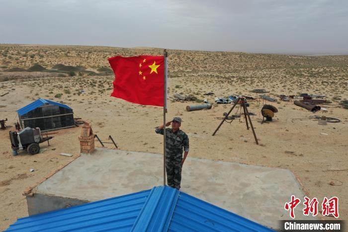 圖為每天升旗是謝寶民的必修課?！∈茉L(fǎng)者供圖