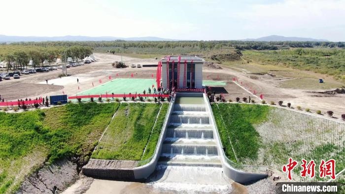 圖為生態(tài)補(bǔ)水現(xiàn)場(chǎng)?！》缎Э?攝