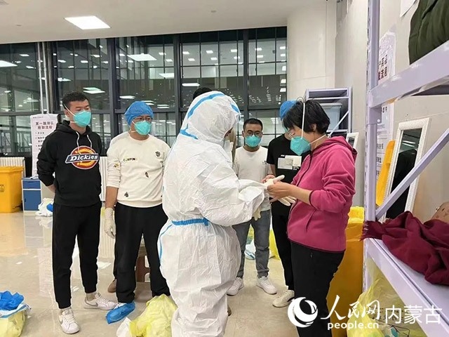 醫(yī)護(hù)人員正在方艙醫(yī)院工作。呼和浩特市第一醫(yī)院供圖