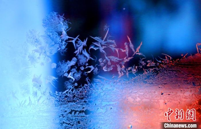 點(diǎn)點(diǎn)冰花像一個(gè)個(gè)小精靈。　孫書程 攝