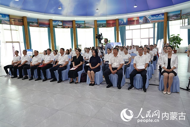 與會人員共同觀看科右中旗牛產(chǎn)業(yè)高質(zhì)量發(fā)展專題片。苑曉睿攝