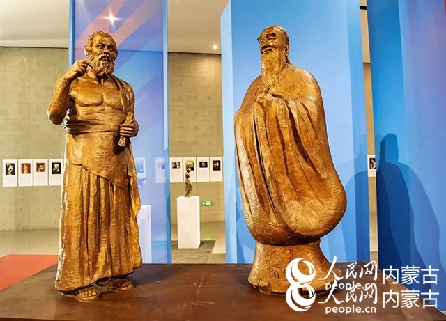 吳為山作品《神遇——孔子與蘇格拉底的對話》。實習(xí)生 楊光攝
