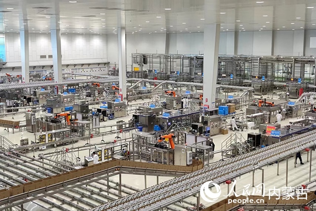 伊利健康谷液態(tài)奶生產(chǎn)基地。人民網(wǎng)記者 趙夢(mèng)月攝