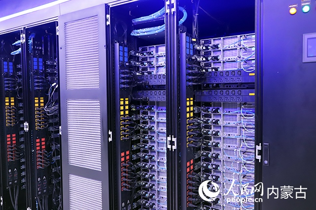 內(nèi)蒙古高性能計(jì)算公共服務(wù)平臺(tái)機(jī)房。人民網(wǎng)記者 苗陽(yáng)攝