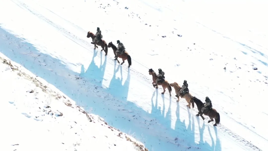 迎著朝陽(yáng)在邊防線上巡邏的執(zhí)勤官兵。賴志強(qiáng) 攝.webp.jpg