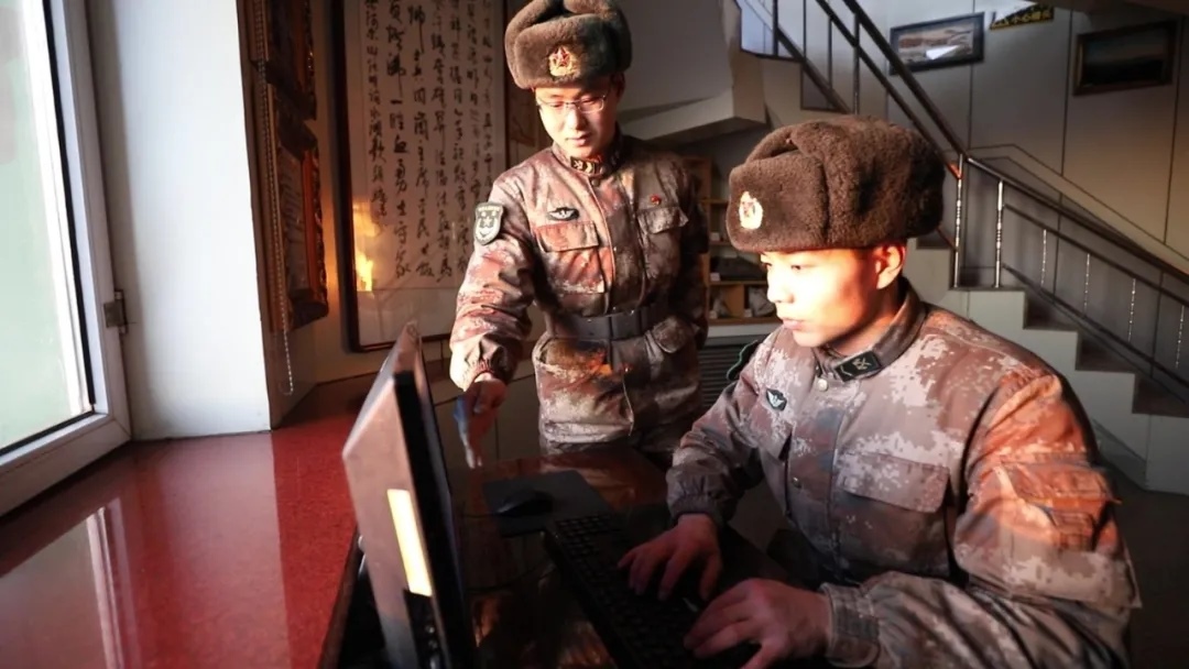 哨所內(nèi)，官兵們熟練操作視頻監(jiān)控系統(tǒng).webp.jpg